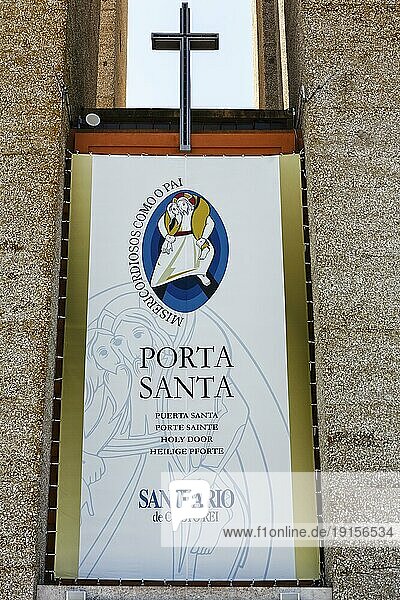 Heilige Pforte mit Kreuz  Wallfahrtsort für Katholiken  Cristo Rei  Almada  bei Lissabon  Portugal  Europa