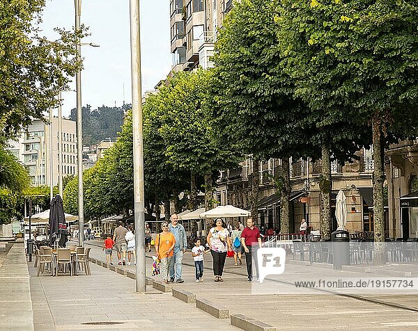 Spaziergänger in der Fußgängerzone Rua Montero  Stadtzentrum von Vigo  Stadt Vigo  Galicien  Spanien  Europa