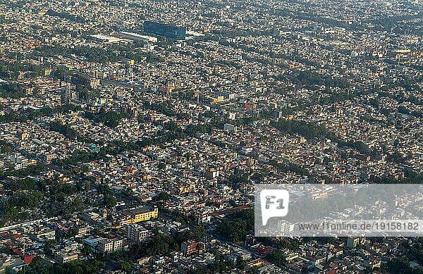 Schräge Luftaufnahme durch ein Flugzeugfenster über Mexiko Stadt  Mexiko  Mittelamerika
