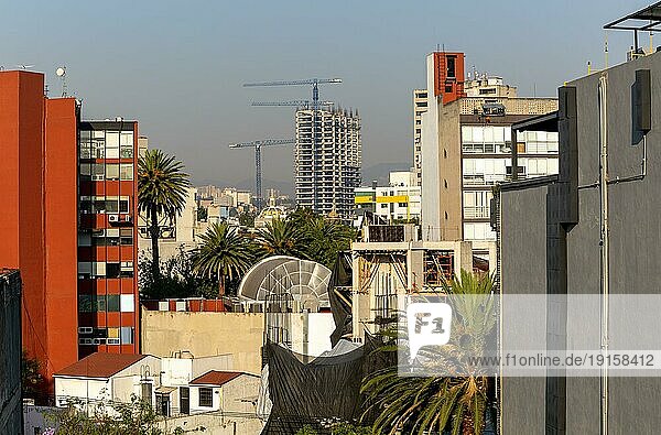 Blick über Gebäude auf Kräne und Bauarbeiten an Hochhäusern  La Condesa  Mexiko Stadt  Mexiko  Mittelamerika