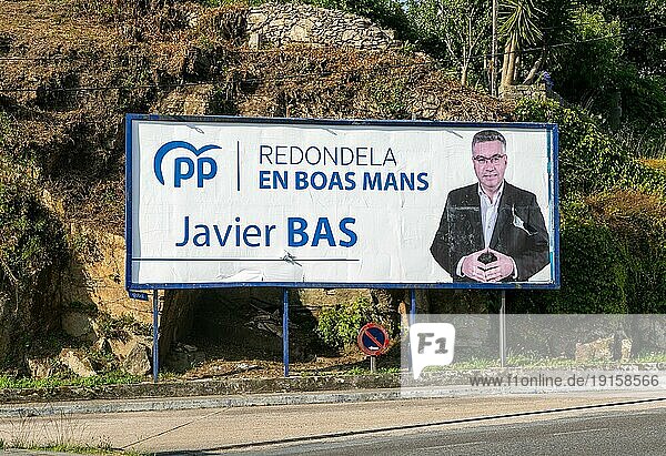Politisches Wahlplakat für den Kandidaten der Volkspartei PP  Javier Bas  Redondela  Galicien  Spanien Juli 2023