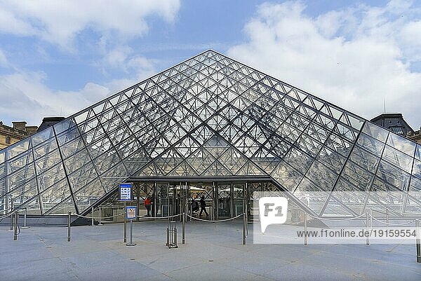 Die Glasyramide wurde von 1985 bis 1989 im Innenhof des Louvre gebaut  Paris Frankreich