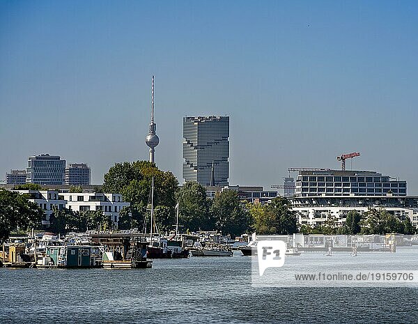 Panoramblick von der Spree in Richtung Treptow und der Berliner City Ost  Berlin  Deutschland  Europa