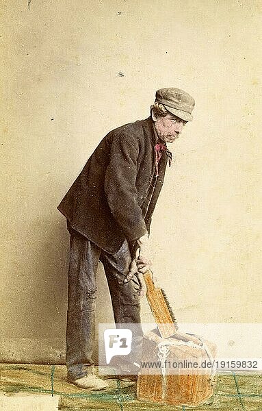 Porträt eines unbekannten Mannes mit einem Holzblock und einem Pinsel  Bürste  möglicherweise ein Anstreicher  1868  Neapel  Italien  Historisch  digital restaurierte Reproduktion eines Fotos von Giorgio Sommer  koloriert  Europa
