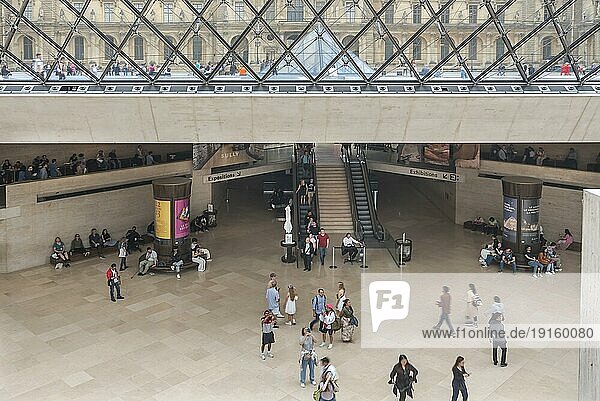 Blick in das Untergeschoss der Pyramide  Eingang zum Louvre  Paris  Fankreich