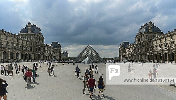 Innenhof des Louvre  die Glasyramide wurde von 1985 bis 1989 gebaut  Paris Frankreich