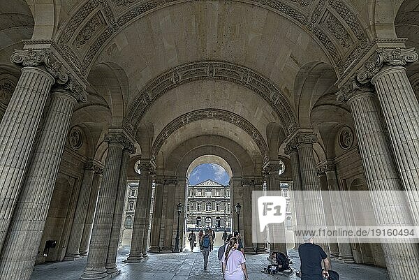 Bogendurchgang zum Louvre  Paris  Frankreich  Europa