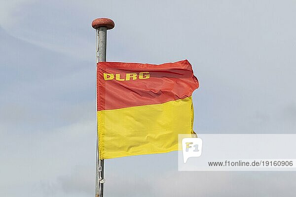 Symbolbild  Seenotrettung  Rettungsschwimmer  wehende Fahne des DLRG  Nordseeküste  Cuxhaven  Niedersachsen  Deutschland  Europa