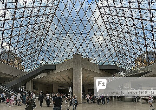 Eingangshalle zum Louvre unter der Pyramide  Paris  Fankreich