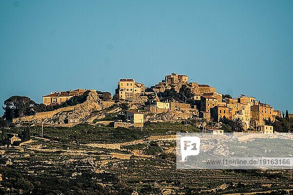Blick auf ein Bergdorf Corbara im Westen der Mittelmeer-Insel Korsika  Frankreich  Europa