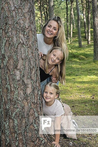 Blonde Frau mit zwei Mädchen  7 und 10 Jahre alt  die sich im Wald in Ystad  Schonen  Schweden  Skandinavien vergnügen  Europa