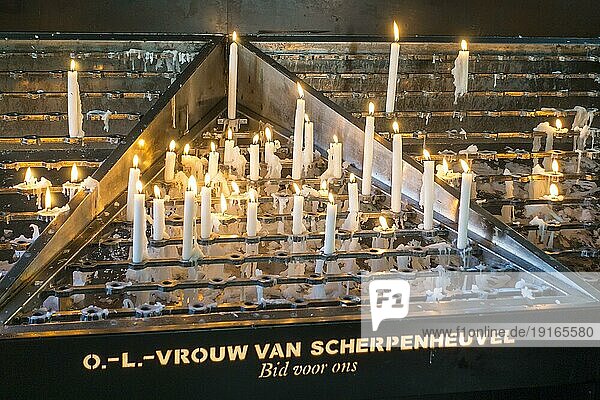 Brennende Kerzen in der Basilika Unserer Lieben Frau von Scherpenheuvel  Wallfahrtsort in Scherpenheuvel Zichem  Flämisch Brabant  Flandern  Belgien  Europa