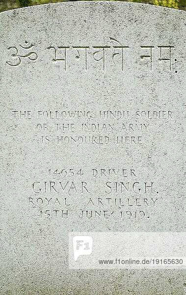 Grab eines Hindu Soldaten der indischen Armee aus dem Ersten Weltkrieg auf dem Militärfriedhof von Étaples  dem größten Friedhof der Commonwealth War Graves Commission (CWGC) in Frankreich