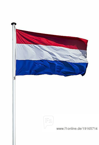 Niederländische Nationalflagge der Niederlande am Fahnenmast im Wind vor weißem Hintergrund