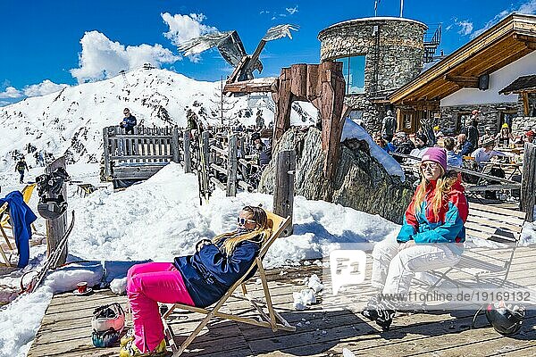 Sonnenbadende Gäste  Schneekarhütte  Skigebiet Penken  Mayrhofen  Zillertal  Tirol