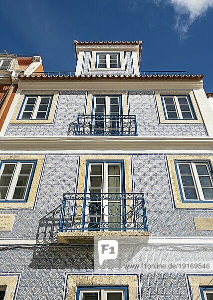 Fenster und Fassade aus traditionellen Azulejo Wandfliesen  Lissabon  Portugal  Europa