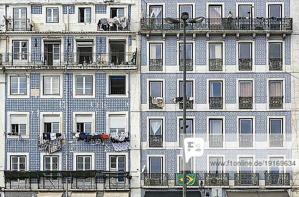 Fenster und Balkone mit einer Fassade aus traditionellen Azulejo Wandfliesen  Lissabon  Portugal  Europa