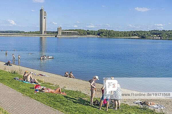Touristen beim Sonnenbaden und Paddeln im Sommer im See der Lacs de L'Eau d'Heure  künstliche Seen in der Nähe von Cerfontaine in Namur  Wallonien  Belgien  Europa