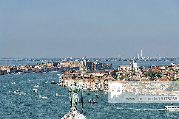 Blick auf den Giudecca-Kanal vom Campanile di San Giorgio Maggiore  Venedig  Itali