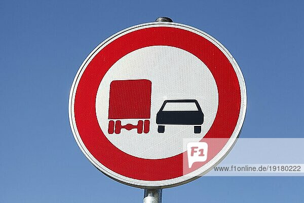 Verkehrsschild Überholverbot für Lastwagen  LKW  Kraftfahrzeuge über 3  5t  blauer Himmel  Deutschland  Europa