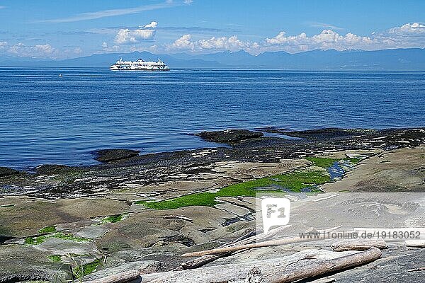 Strand und felsige Bucht mit Fähre  Sehnsucht  Fernweh  Tourismus  Gabriola Island  Gulf Islands  Vancouver Island  British Columbia  Kanada  Nordamerika