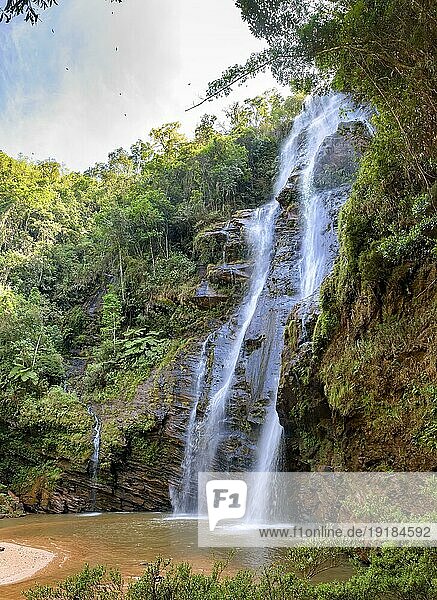 Atemberaubender Wasserfall inmitten der dichten Vegetation und der Felsen des Regenwaldes im Bundesstaat Minas Gerais  Brasilien  Südamerika