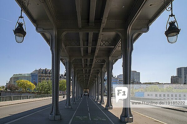 Métrofahrgleis auf der die Pont de Bir Hakeim Brücke  frei für Fußgänger  Autos und Métro  Paris  Frankreich  Europa