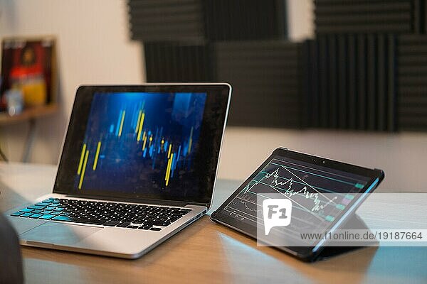 Heimbüro mit einem Laptop mit Unmengen von Daten über den Handel mit Kryptowährungen