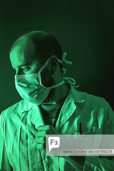 Ein Arzt  der sich mit der Pandemie des Coronavirus Covid19 beschäftigt