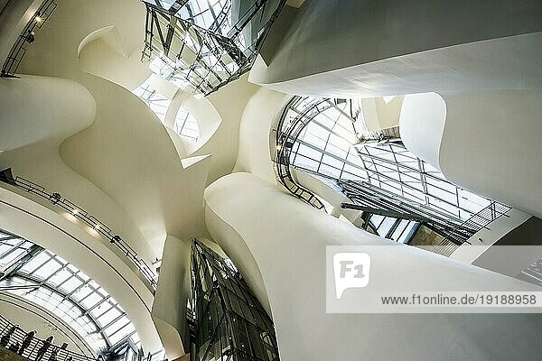 Guggenheim Museum  Architekt Frank Gehry  Eingangshalle  Innenansicht  Bilbao  Baskenland  Spanien  Europa