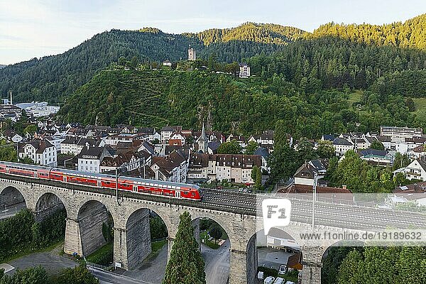 Stadtansicht Hornberg im Schwarzwald  Viadukt der touristischen Schwarzwaldbahn mit Regionalexpress  Drohnenfoto  Hornberg  Baden-Württemberg  Deutschland  Europa