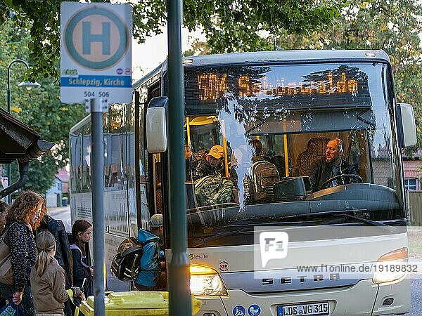 Schulbus und Regionalbus an Haltestelle  Kinder steigen ein  Schlepzig  Brandenburg  Deutschland  Europa