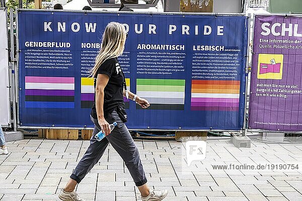 Banner mit Begriffsdefinition: Genderfluid  Nonbinary  Aromantisch oder einfach nur Lesbisch? Ein Farbcode für Gender sorgt für Klarheit  Christopher Street Day in Stuttgart  Baden-Württemberg  Deutschland  Europa