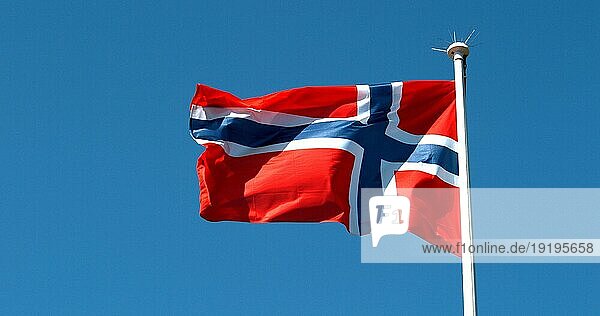 Norvegian Flag Waving in the Wind gegen blaün Himmel