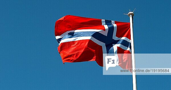 Norvegian Flag Waving in the Wind gegen blaün Himmel