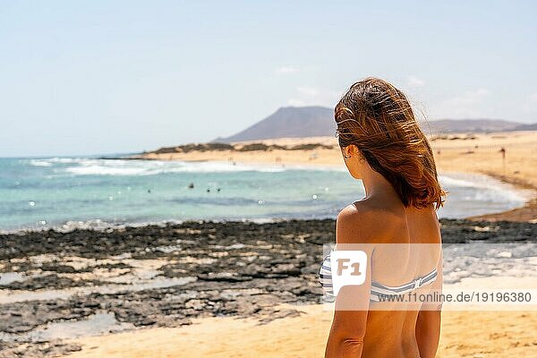 Ein junger Tourist an den Stränden des Naturparks Corralejo  Fuerteventura  Kanarische Inseln. Spanien