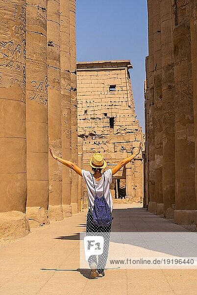 Ein junger Tourist mit Hut beim Besuch des ägyptischen Tempels von Luxor. Ägypten