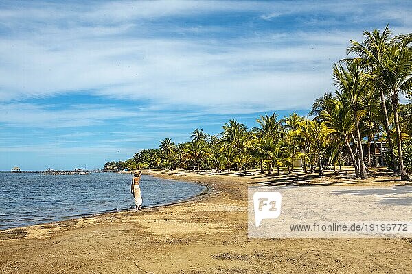 Ein junger Tourist am Strand von Sandy Bay auf der Insel Roatan. Honduras