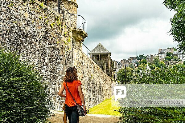 Ein junger Tourist besucht das Schloss von Fougeres. Region Bretagne  Departement Ille et Vilaine  Frankreich  Europa