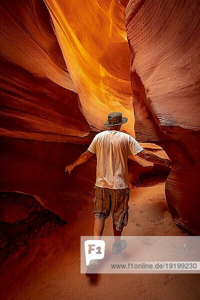 Page  Arizona United States  August 2019: Ein junger Tourist mit weißem Hemd läuft in Lower Antelope