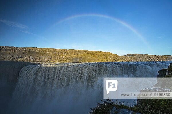 Regenbogen am Dettifoss Wasserfall  Island. Der größte Wasserfall in der europäischen Gemeinschaft