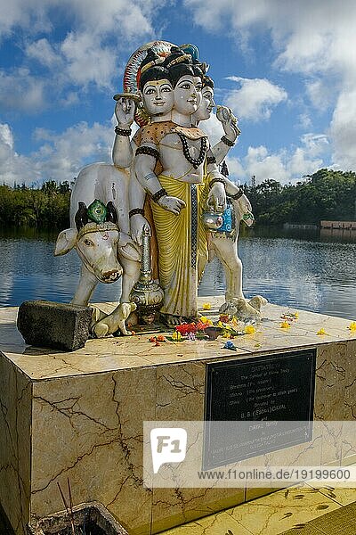 Hinduistische Götterfigur Statue Figur Skulptur von Gott Gottheit Dattatreya Verkörperung von Dreigestalt Brahma Vishnu Shiva an religiöse Stätte größtes Hindu-Heiligtum Heiligtum für Religion Hinduismus außerhalb von Indien für gläubige Hindu Hindus  Kratersee Grand Bassin  Heiliger See Ganga Talao  Le Petrín  Mauritius  Afrika