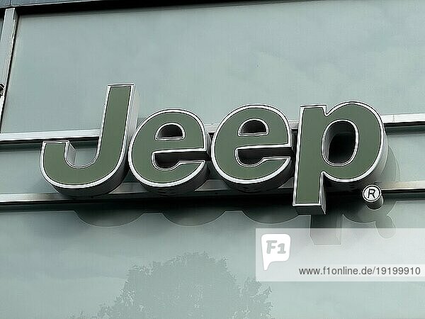 Logo von US amerikanischer Automarke Jeep unter Führung von internationales Unternehmen Stellantis  Deutschland  Europa
