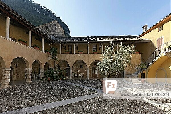 Arkadenhof Chiostro della Pieve  ehemaliges Kloster aus dem 14. Jh.  Garda  Gardasee  Venetien  Provinz Verona  Italien  Europa