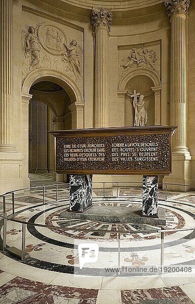 Innenaufnahme  Ehrengrab  Sarkophag von Marschall Hubert Lyautey  Invalidendom  Dôme des Invalides  Église du Dôme  Grabmal Napoleons  Paris  Frankreich  Europa