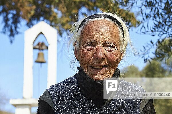 Porträt  Alte Dame  Glockenturm  Südwestkreta  Provinz Chania  Kreta  Griechenland  Europa