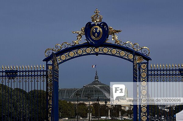 Eingangstor  verziert mit Gold  Invalidendom  Dôme des Invalides  Église du Dôme  Grabmal Napoleons  im Hintergrund Le Grand Palais  Paris  Frankreich  Europa