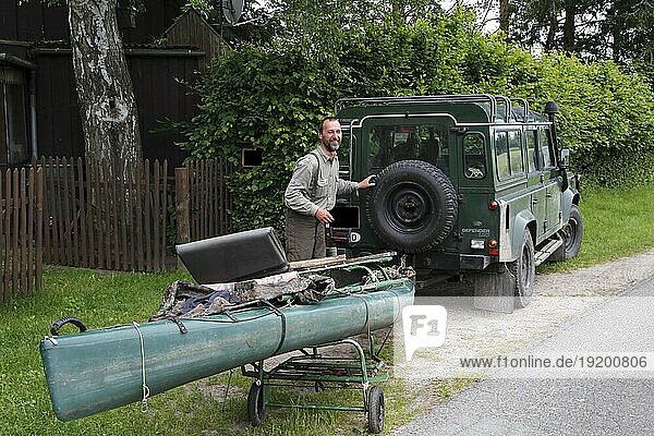 Transport eines Bootes mit einem Auto  Auto nimmt einen Trailer ins Schlepp  Naturpark Flusslandschaft Peenetal  Mecklenburg-Vorpommern  Deutschland  Europa