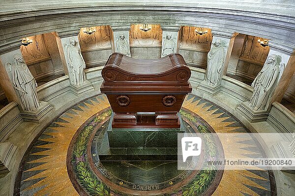 Innenaufnahme  Krypta mit Sarkophag von Napoleon  Invalidendom  Dôme des Invalides  Église du Dôme  Grabmal Napoleons  Paris  Frankreich  Europa