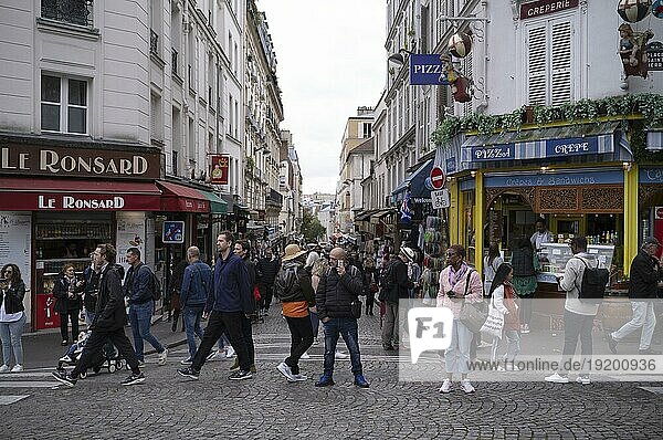Menschen  Touristen  Massentourismus  Montmartre  Paris  Frankreich  Europa